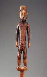 Személyzet faragott figurával (fa)